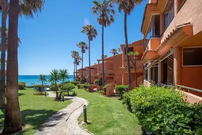 Image de Vues fantastiques sur la mer. 2 piscines. 3 m de la plage peut offrir seulement 375 € par semaine