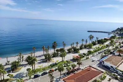 Image de Propre, calme et familier en première ligne de plage.