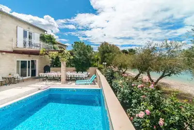 Image de Grande villa familiale avec piscine chauffée directement sur la plage - Vue mer depuis votre lit! !
