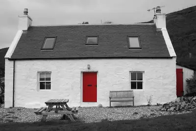 Image de Ancien Croft House traditionnel rénové au plus haut niveau avec vue sur la mer