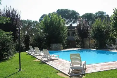 Image de Villa Saveria A: Un cottage typique entouré de verdure.