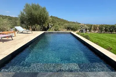 Image de Villa de charme avec piscine en pierre de Bali et vue mer sur Pinarello