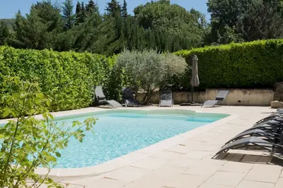 Image de Maison de 6 chambres avec piscine chauffée et superbe vue sur les collines d'Apt dans le Lubero