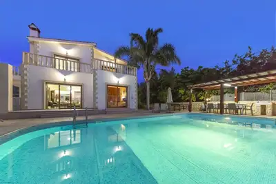 Image de Villa Alasia -  a beach villa with heated pool that sleeps 8 guests  in 4 bedrooms