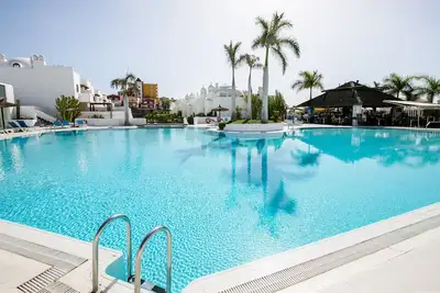 Rez de chaussée luxueux avec terrasse ensoleillée parfait pour les familles