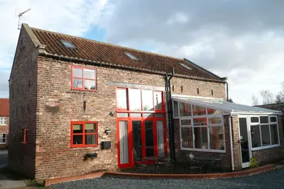 Image de Ferme convertie pouvant accueillir 26 personnes; 6 douches, 2 bains, tennis de table; sauna; Gym.