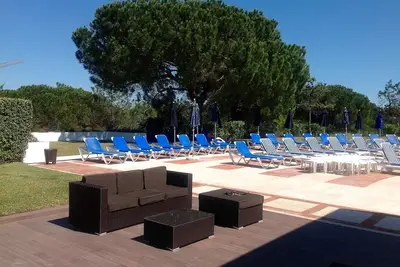 Image de Appartement à cinq minutes de la plage, chaises longues disponibles sur la plage en juillet et