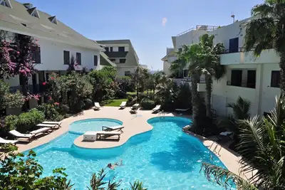 Image de Joli studio à Leme Bedje avec terrasse, vue sur la mer et la piscine