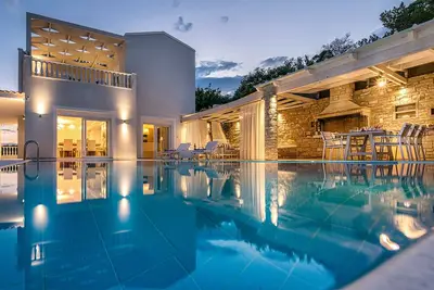 Image de Villa de luxe, avec une vue imprenable et des installations supérieures idéales pour les familles