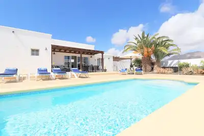 Image de Villa spacieuse et moderne de 3 chambres avec piscine privée et vue sur la montagne près de la ville.