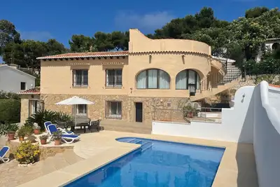 Image de Villa individuelle superbement entretenue dans un terrain privé avec piscine privée