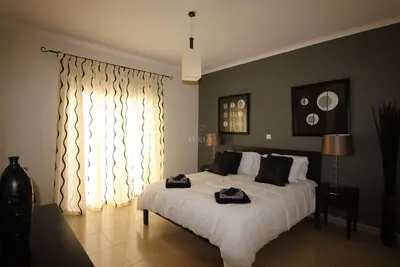 Image de Appartement moderne de 2 chambres, Ă quelques minutes du port de plaisance, de la plage et de la ville.