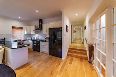 Image de Moderne, ouvert, maison confortable à distance de marche du Golf et de la plage