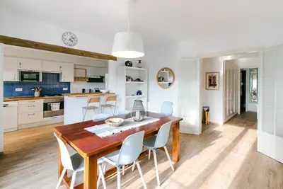 Image de Spacieux + 4 Chambres + Central + 150m Commerces Et Plages + Chauffage Central😎