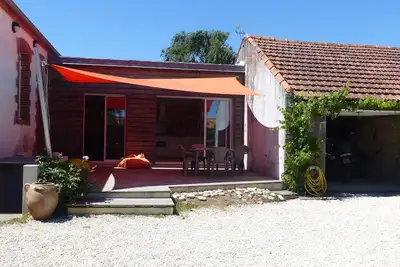 Image de Maison entièrement rénovée sur grande cour fermée proche mer.