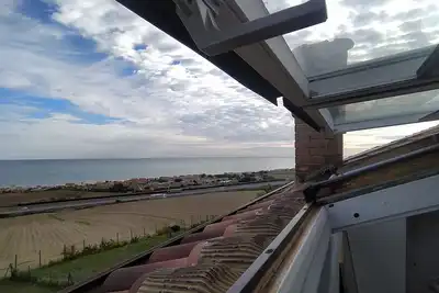 Image de Appartement avec vue sur la mer et le jardin.