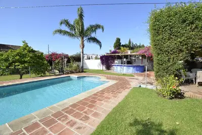 Image de Villa moderne sur la plage, grande piscine privée, barbecue, beaucoup de fleurs très calme.
