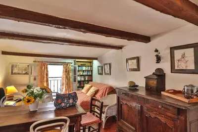 Image de Charmante maison de 4 étages, avec terrasse sur le toit, dans les remparts du vieil Antibes.