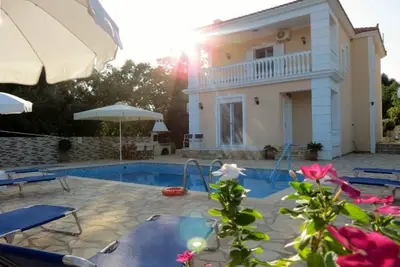 Image de Villa avec piscine privée et vue sur la mer