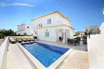 Image de Belle nouvelle villa Forte de 4 chambres, piscine privée chauffée, avec barbecue, table de billard