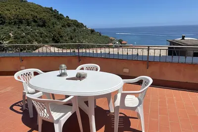Image de Maison avec terrasse  vue sur mer et place de parking