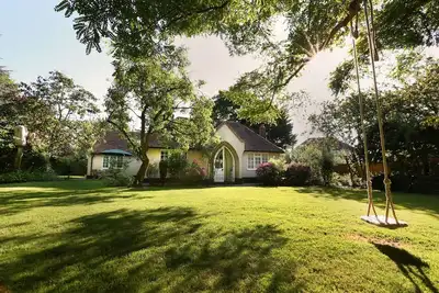 Image de Chalet historique Royal Kent entouré de grands jardins et piscine privée