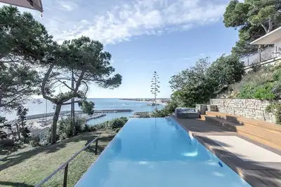 Image de Belle maison avec piscine à débordement surplombant la mer