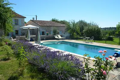 Image de Belle maison de campagne spacieuse en Charente avec piscine privée