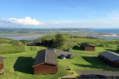 Image de Chalet en bois de style suisse Ă Aberdovey, Snowdonia avec une vue imprenable sur la mer