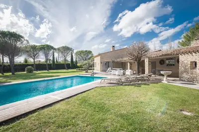 Villa de charme avec piscine dans un endroit privatif & magnifique jardin. Gordes