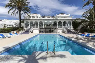 Image de Luxueuse villa en bord de mer dans le club Oasis sur la Plage Golden Mile