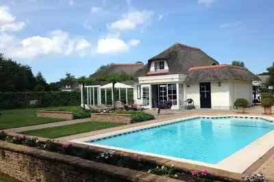 Image de Villa de vacances adaptée aux fauteuils roulants de luxe avec piscine privée, près de Banjaardstrand