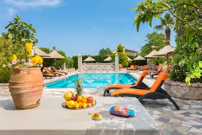 Image de Piscine, Bbq, Jacuzzi, Jardin pour des vacances reposantes