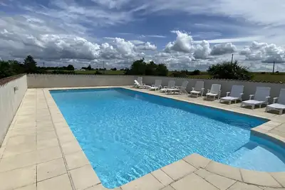 Image de Ferme restaurée avec amour avec grande piscine privée située dans 5 acres près de Saintes