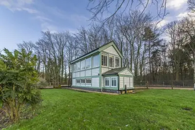 Image de Magnifiquement restauré et converti la boîte de signal de Norfolk, maintenant un trou de boulon romantique et rural pour deux