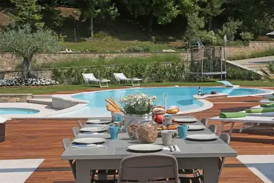 Image de Superbe villa moderne avec piscine partagée, jardin Lg, des vues fantastiques, Ac, Gym-Playarea
