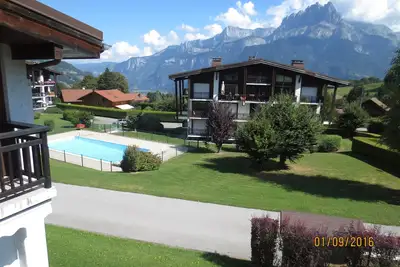 Image de Petit chalet dans résidence avec piscine