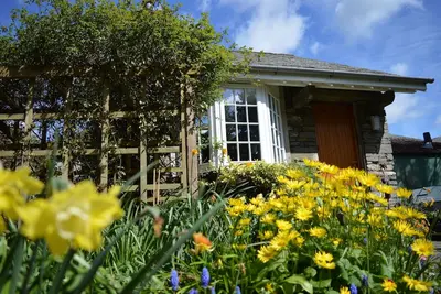 Image de Lakeland Stone Cottage Construit dans de beaux jardins privés