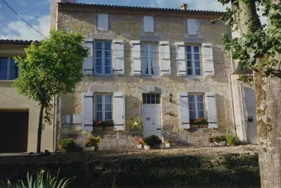 Image de Une élégante maison de maître au bord du fleuve du XVIIIe siècle surplombant l'abbaye