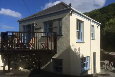 Image de Grand cottage traditionnel en pierre de Cornouailles dans le village de Portloe
