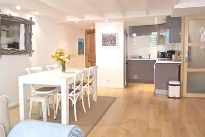 Image de Au coeur de la vieille ville un lumineux et spacieux étapes apt loin de la mer