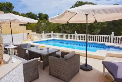 Image de Belle Villa Individuelle De 11 Personnes, Piscine PRIVÉE, Wifi, A / C, Seaview! !