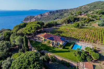 Image de À distance de marche de la mer, villa de campagne familiale à Argentario