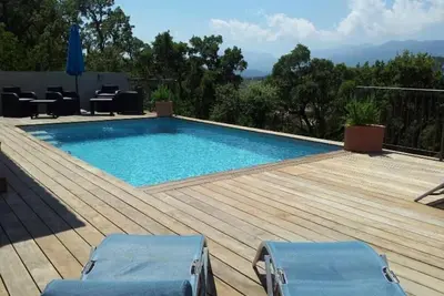 Image de Maison de style avec climatisation, piscine sécurisée, jardin, à 3km des plages