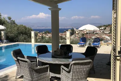 Image de Villa avec piscine privée et belles vues sur la mer - à quelques pas du centre