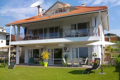 Image de villa de luxe avec vue sur la mer, piscine privée et 8 personnes