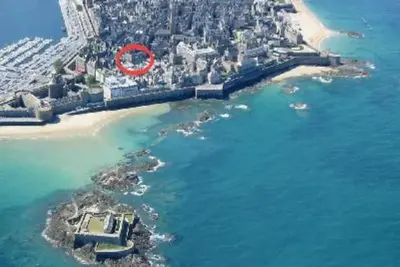 Image de Saint Malo Intra - Muros. Lumineux. . Ascenseur. à 150 mètres de la plage.