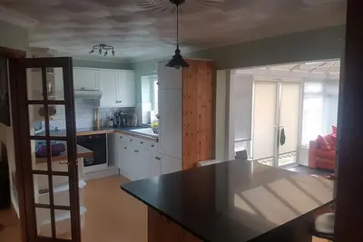 Image de Maison spacieuse, Ă seulement cinq minutes Ă pied de la plage, parfaite pour les familles / surfeurs