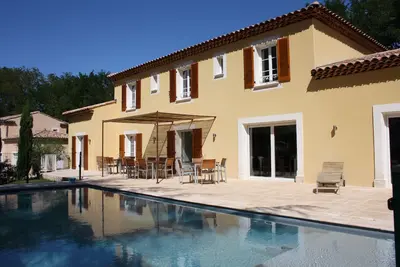 Image de Maison contemporaine avec piscine à débordement, chauffée et jardin