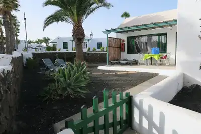Image de Grand Bungalow Supérieur Rénové, Jardin Privé, Bord de Mer, Piscine, Air Cond
